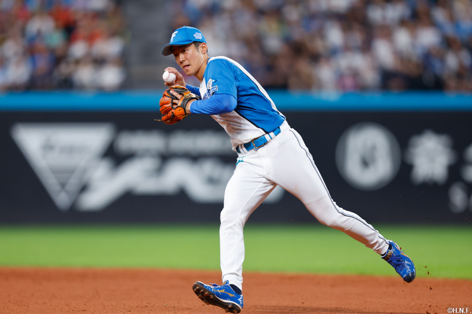 9回表、一塁へ送球する石井選手