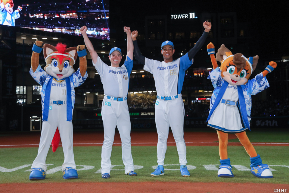 ヒーローの齋藤投手、万波選手