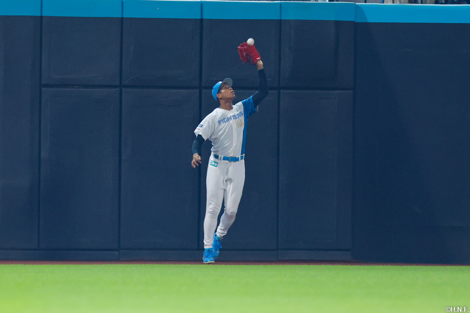 2回表、好守をみせる万波選手