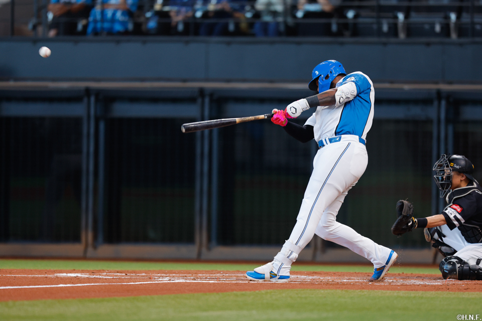 2回裏、先制の本塁打を放つレイエス選手01