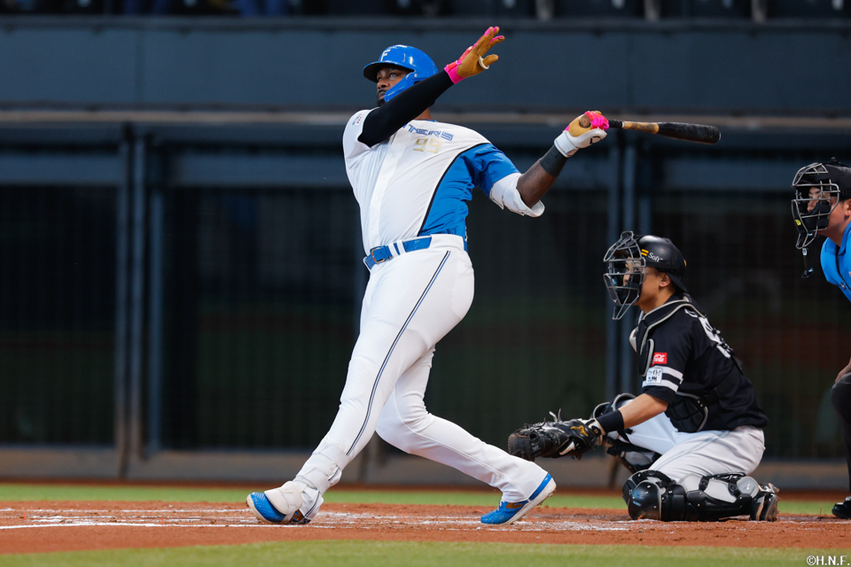 2回裏、先制の本塁打を放つレイエス選手02