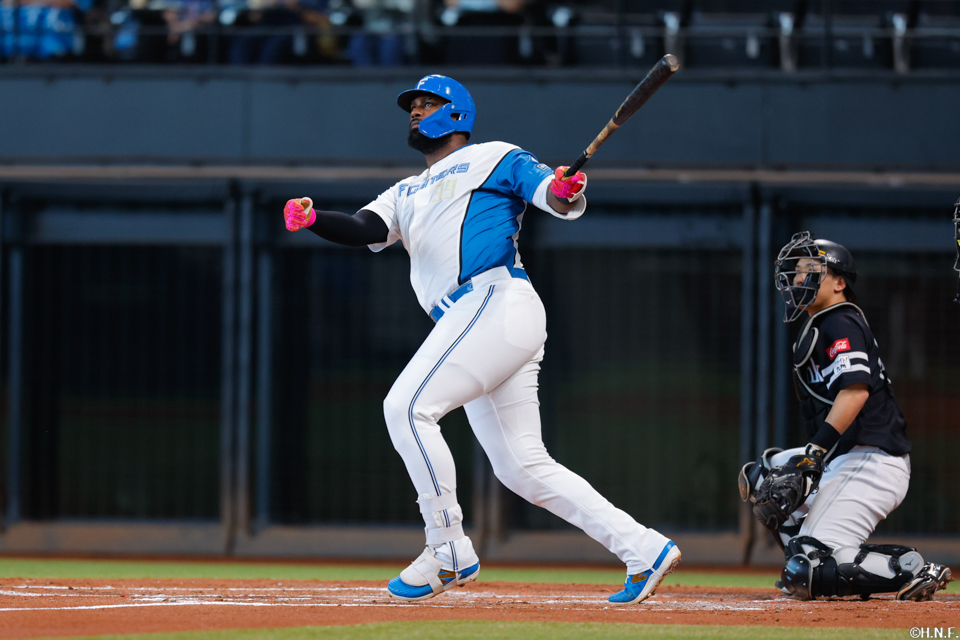 2回裏、先制の本塁打を放つレイエス選手03