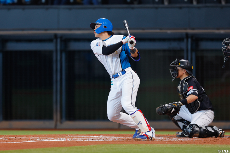 2回裏、ライトへヒットを放つ野村選手01