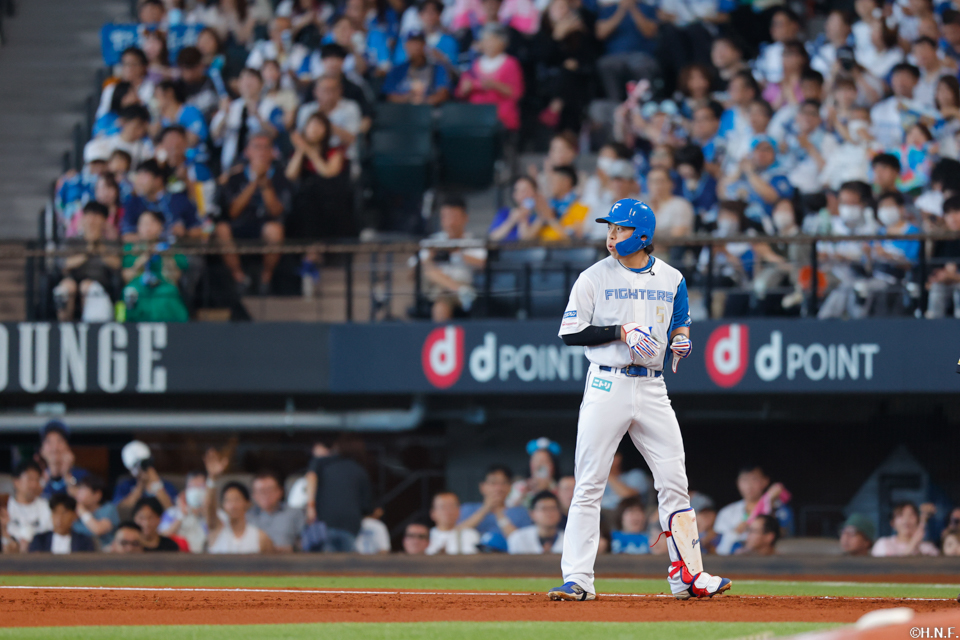 2回裏、ライトへヒットを放つ野村選手02