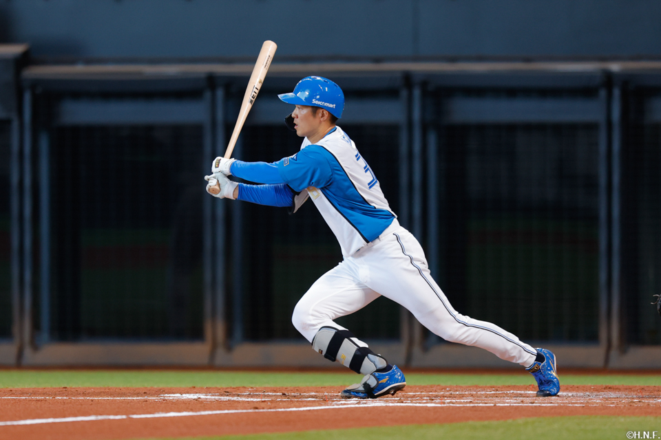 2回裏、ライトへヒットを放つ石井選手