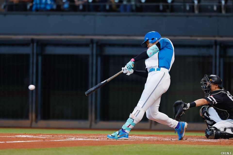 2回裏、センターへ適時打を放つ万波選手01