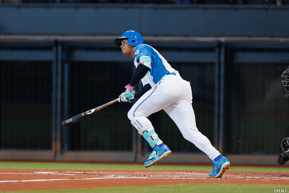 2回裏、センターへ適時打を放つ万波選手02