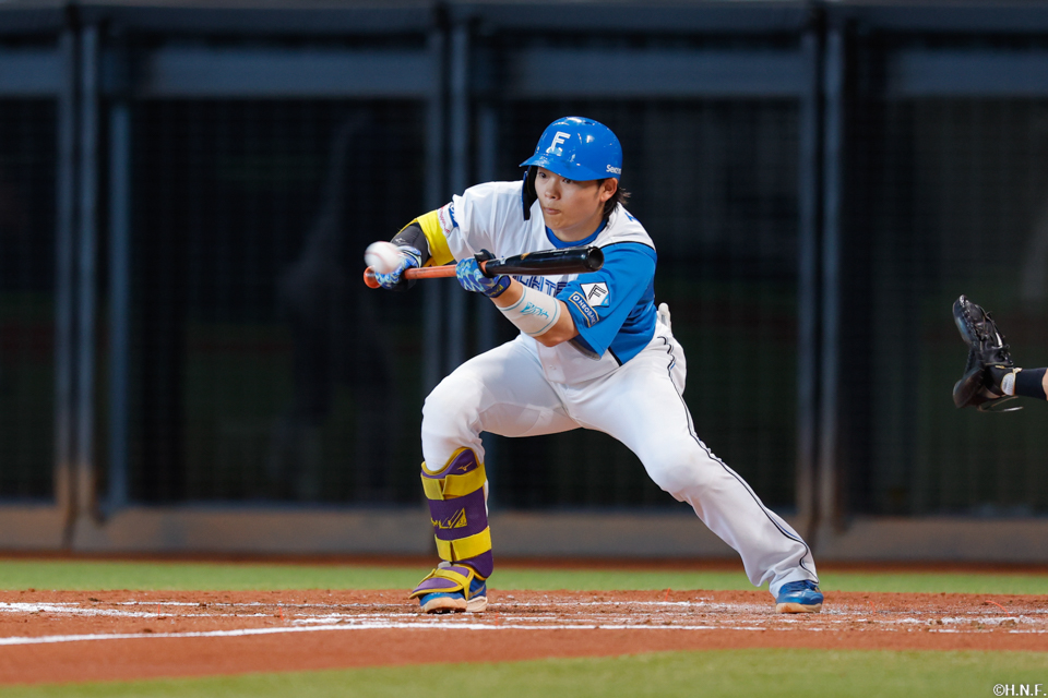 2回裏、犠打を決める田宮選手