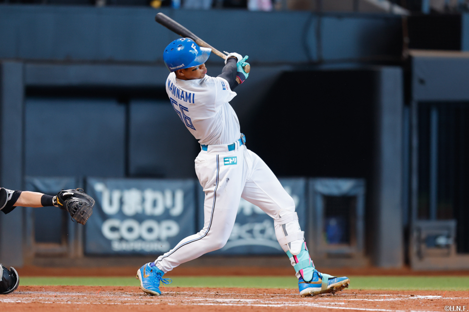 4回裏、レフトへヒットを放つ万波選手01