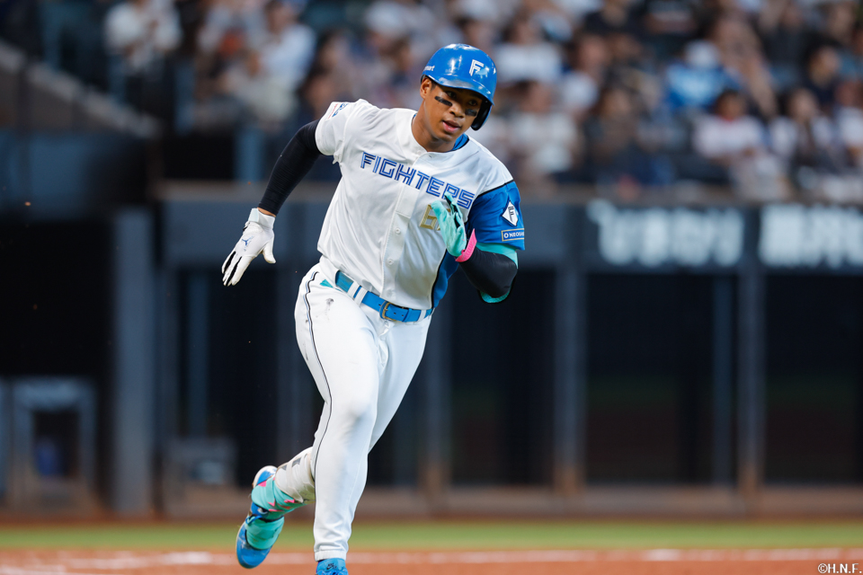 4回裏、レフトへヒットを放つ万波選手02