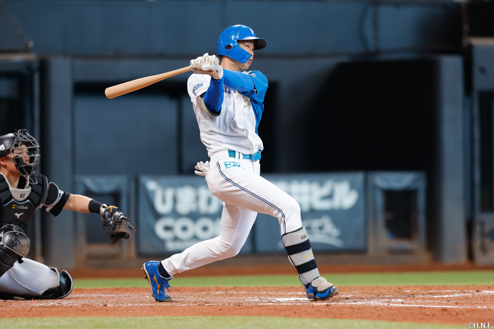 5回裏、ライトへヒットを放つ石井選手01