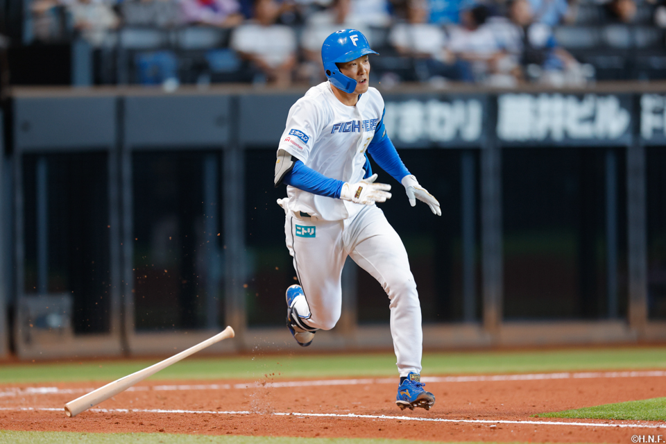 5回裏、ライトへヒットを放つ石井選手02