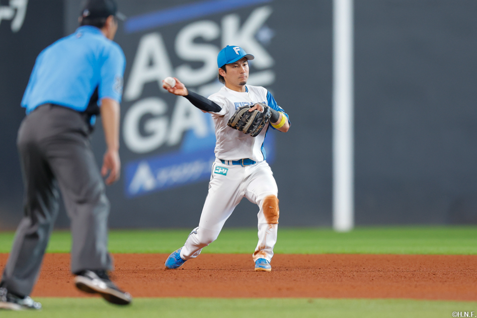 6回表、併殺を完成させる水野選手