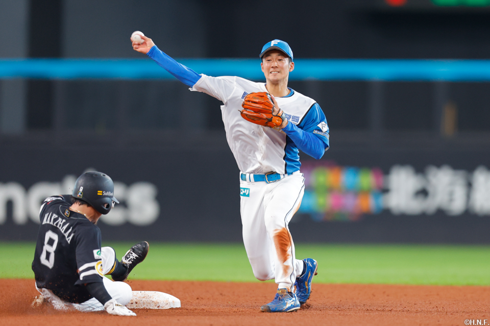 6回表、併殺を完成させる石井選手