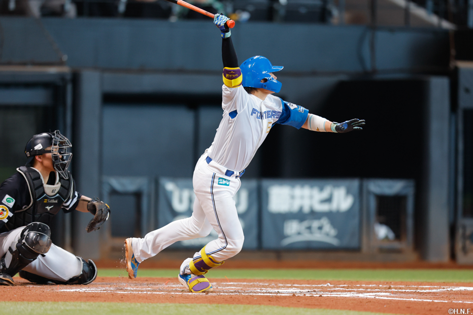 6回裏、レフトへヒットを放つ田宮選手