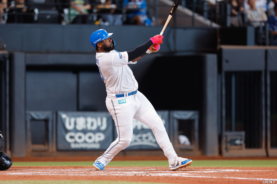 7回裏、センターへ本塁打を放つレイエス選手01