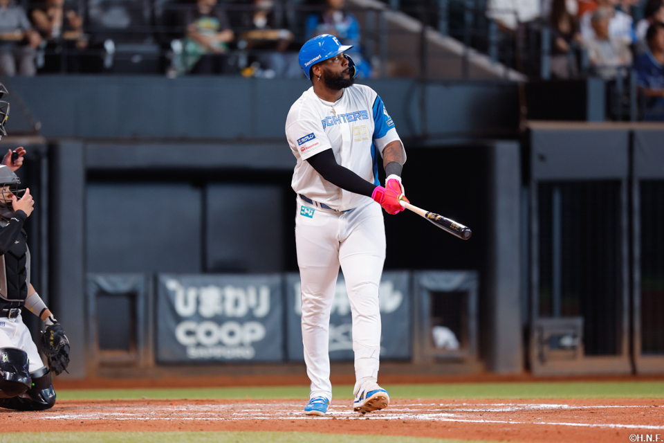 7回裏、センターへ本塁打を放つレイエス選手02