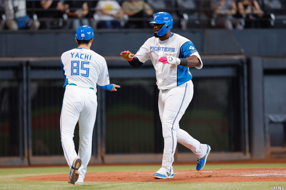 7回裏、センターへ本塁打を放つレイエス選手03