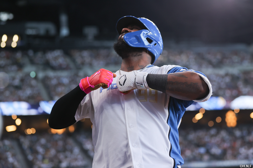 7回裏、センターへ本塁打を放つレイエス選手04