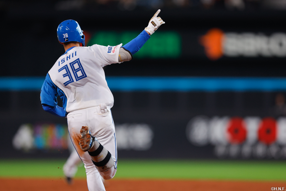 7回裏、ライトへ本塁打を放った石井選手02