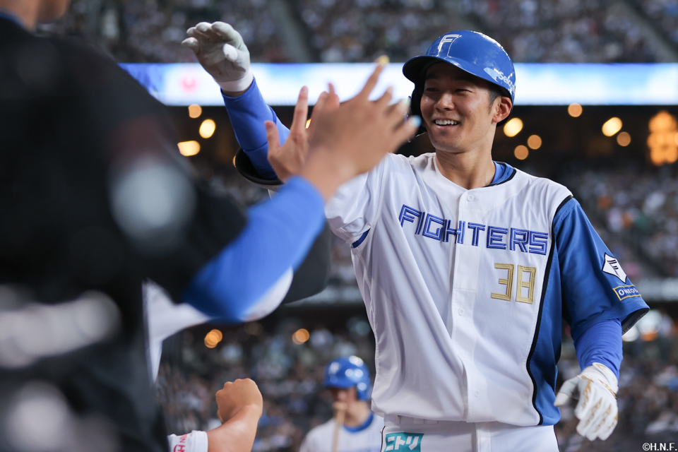 7回裏、ライトへ本塁打を放った石井選手03