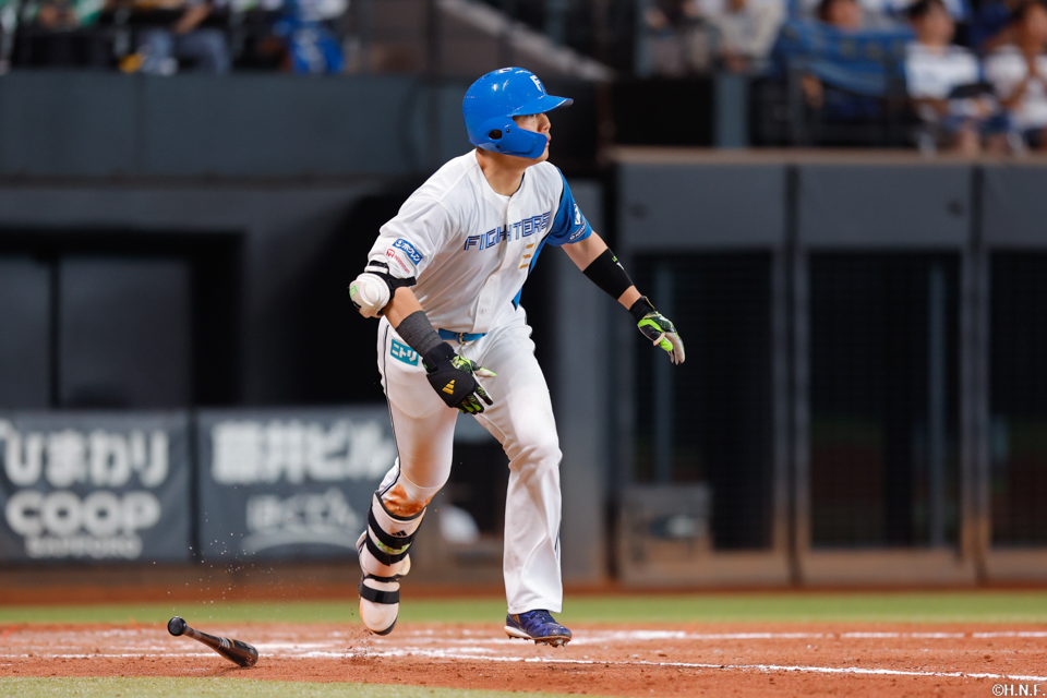 8回裏、ライトへヒットを放つ清宮選手