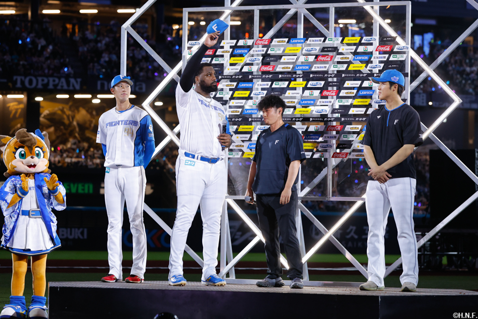 ヒーローの福島投手、柴田投手、レイエス選手01