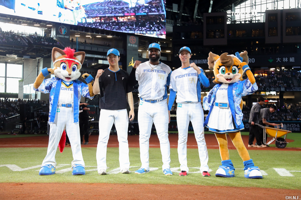 ヒーローの福島投手、柴田投手、レイエス選手02