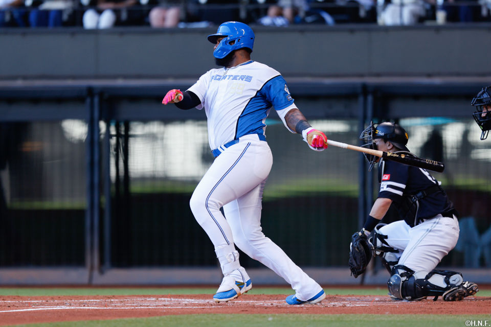 2回裏、ライトへヒットを放つレイエス選手01