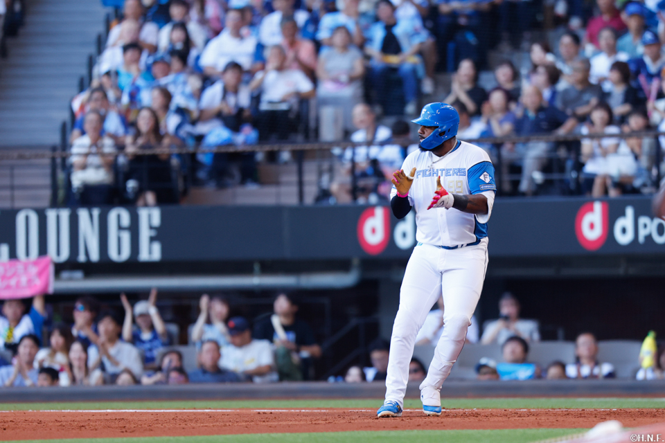 2回裏、ライトへヒットを放つレイエス選手02