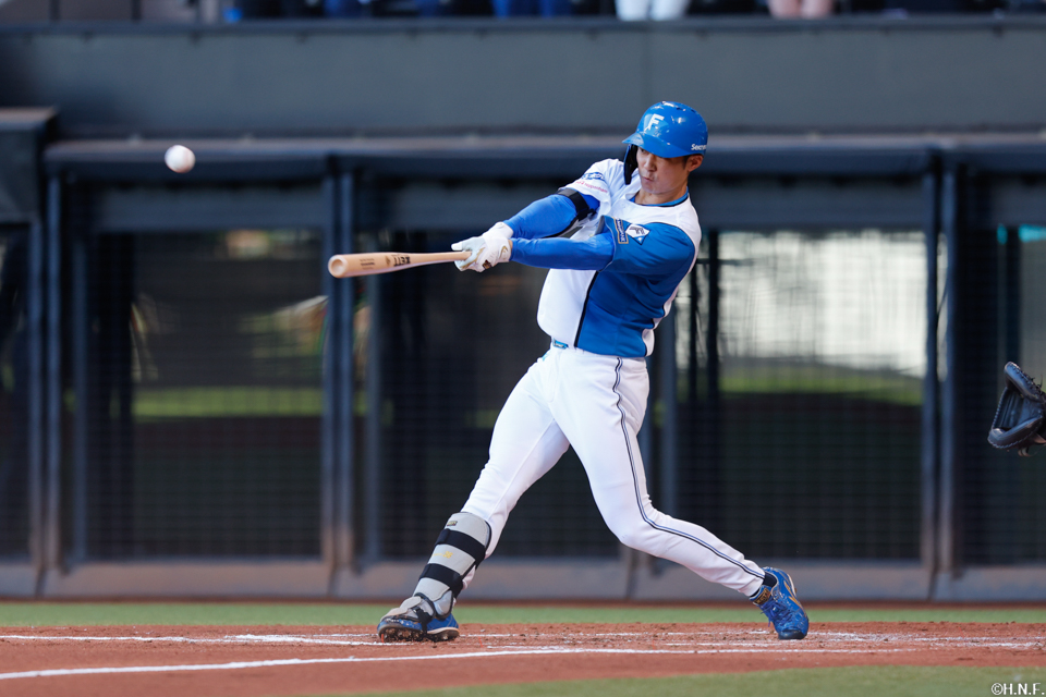 2回裏、ライトへヒットを放つ石井選手