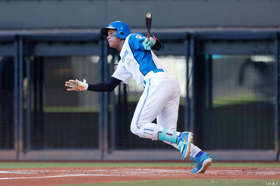 2回裏、センターへヒットを放つ万波選手