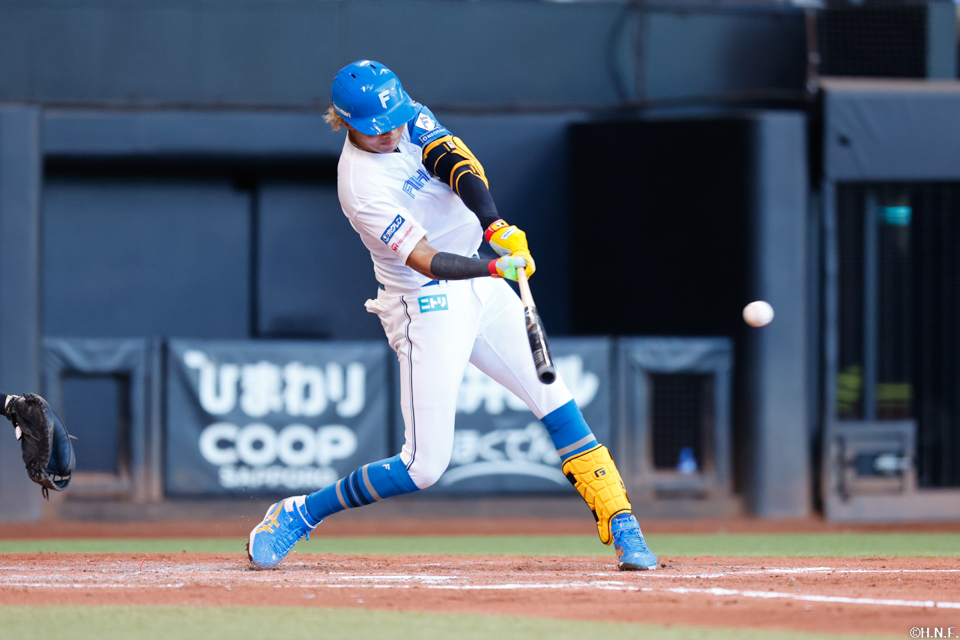 3回裏、ライトへヒットを放つ水谷選手01