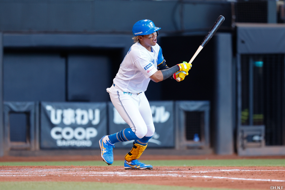 3回裏、ライトへヒットを放つ水谷選手02