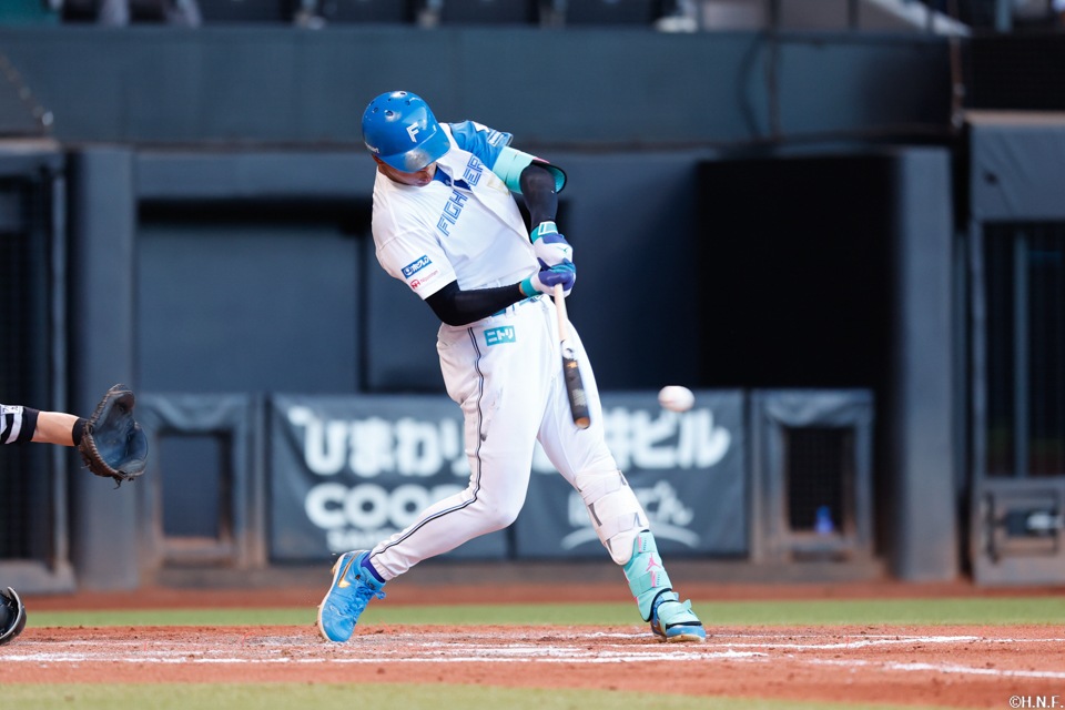 7回裏、レフトへヒットを放つ万波選手01