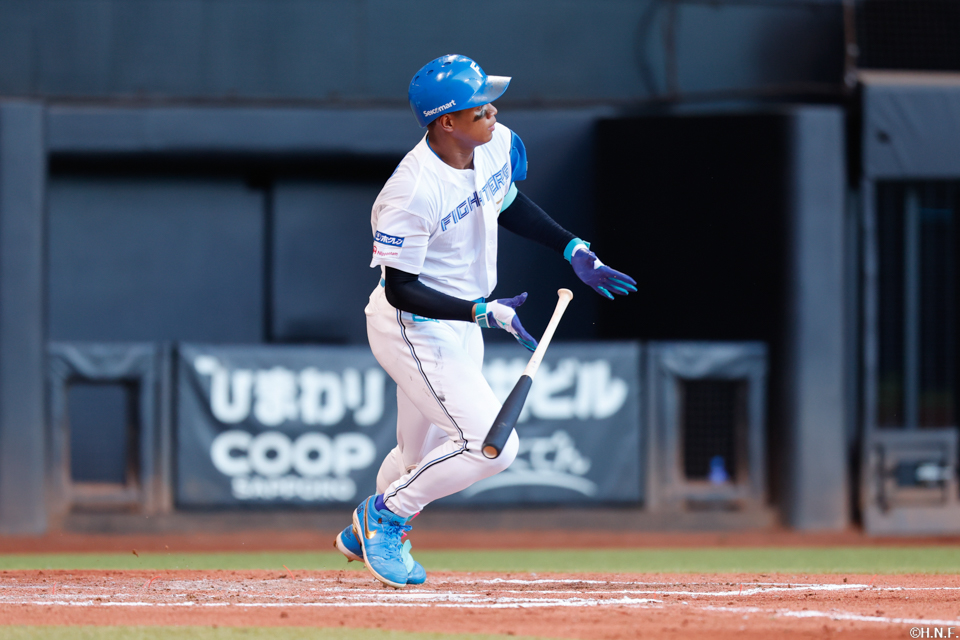 7回裏、レフトへヒットを放つ万波選手02