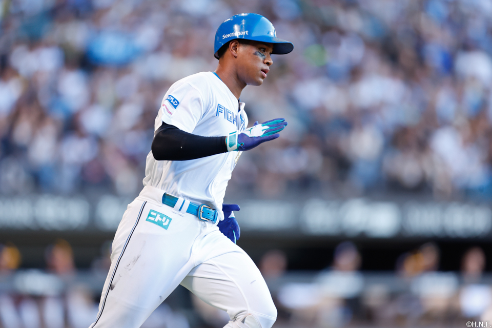 7回裏、レフトへヒットを放つ万波選手03