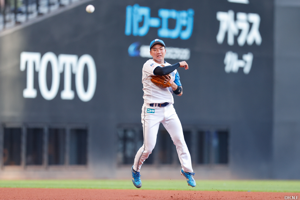 8回表、遊ゴロを捌く山縣選手