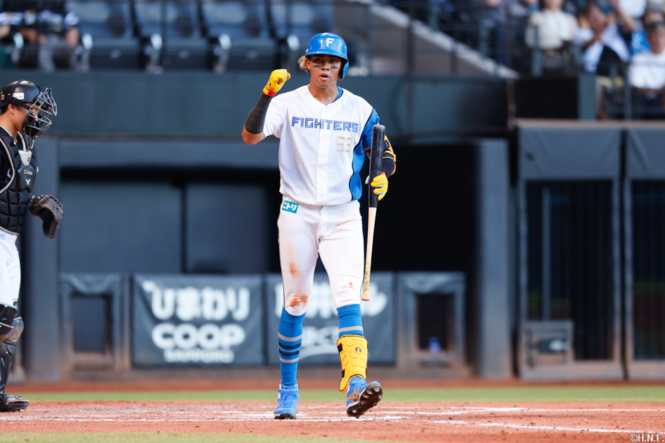 8回裏、四球を選んだ水谷選手