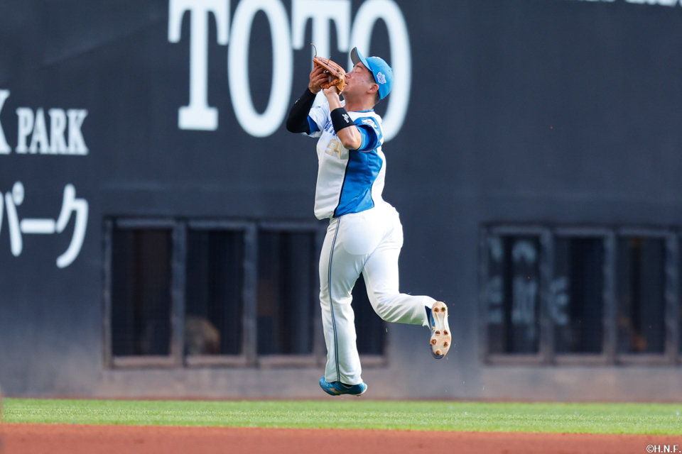 9回表、好守をみせる山縣選手