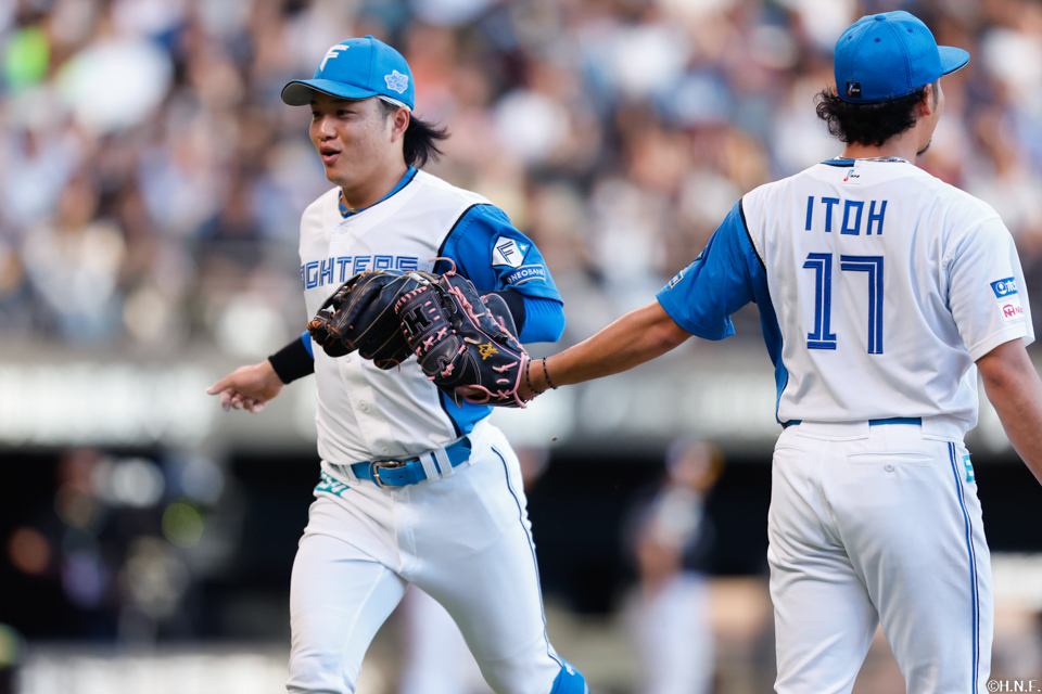 9回表を抑えた伊藤投手と奈良間選手