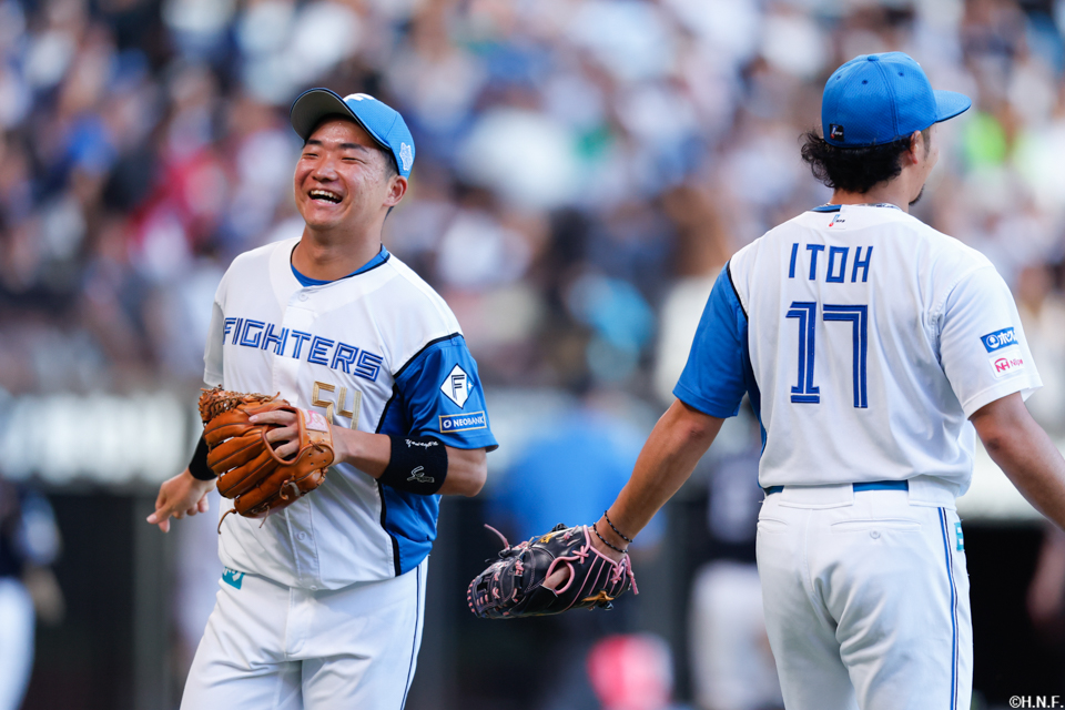 9回表を抑えた伊藤投手と山縣選手