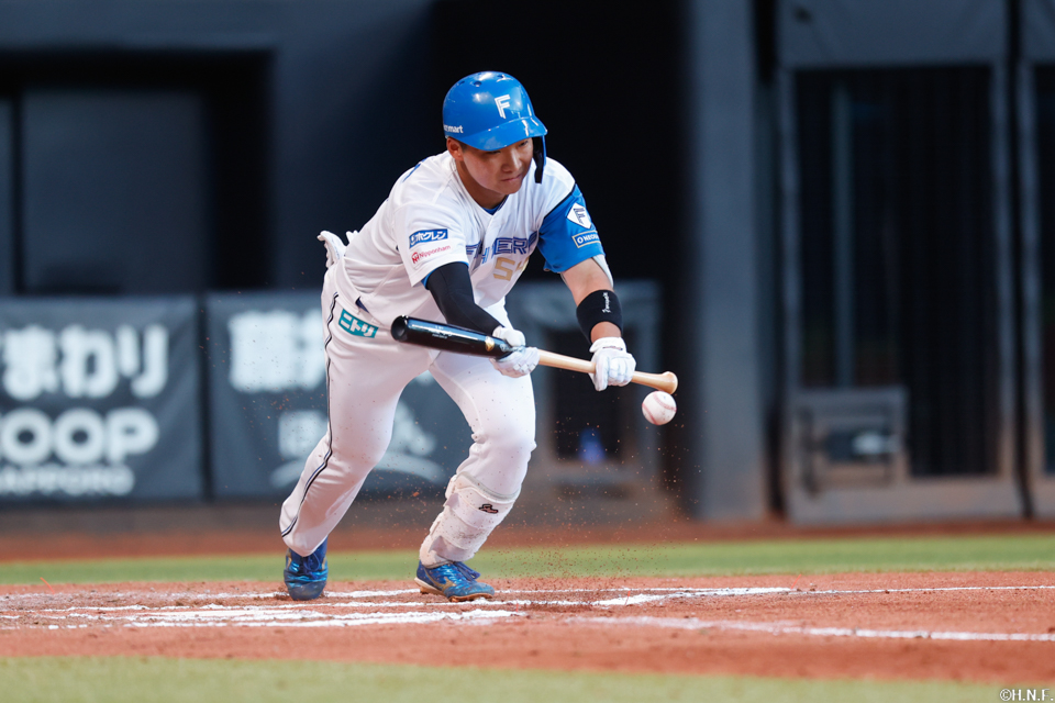 10回裏、犠打をきめる山縣選手01