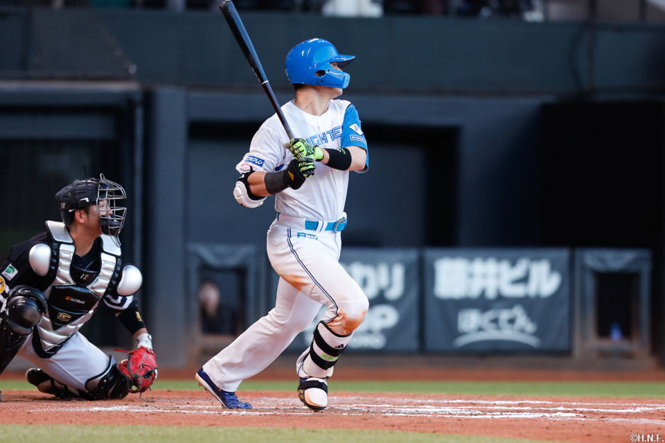 10回裏、レフトへヒットを放つ清宮選手01