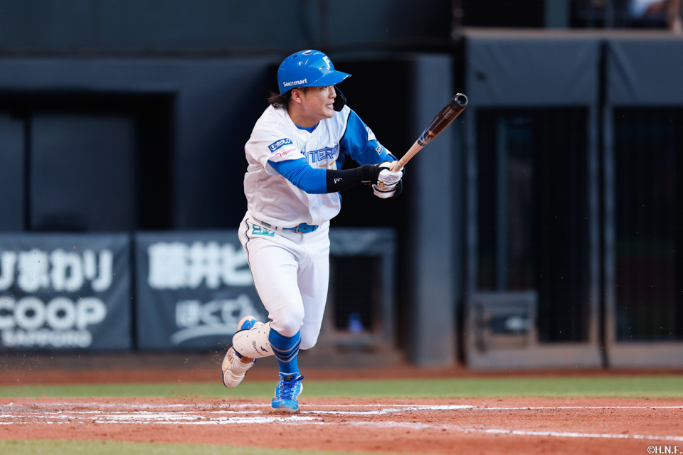 10回裏、サヨナラの適時打を放つ奈良間選手01