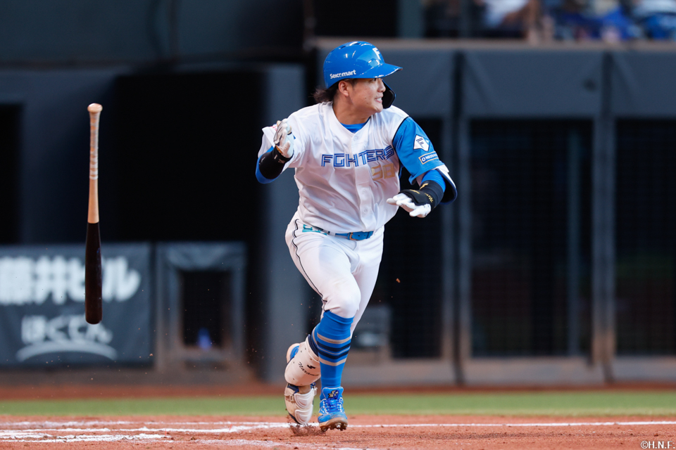 10回裏、サヨナラの適時打を放つ奈良間選手02