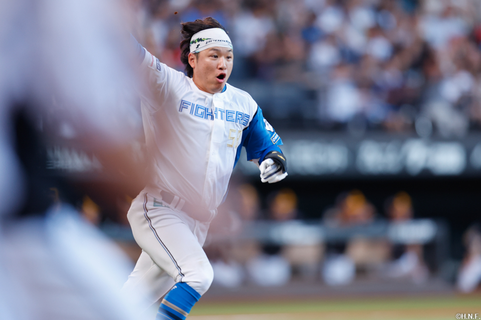 10回裏、サヨナラの適時打を放つ奈良間選手03