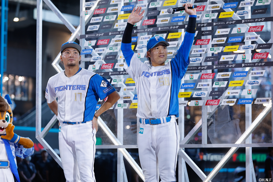 ヒーローの伊藤投手と奈良間選手01