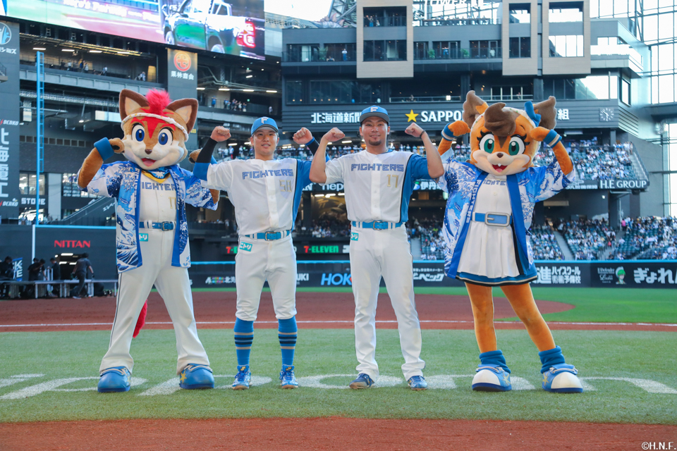 ヒーローの伊藤投手と奈良間選手02