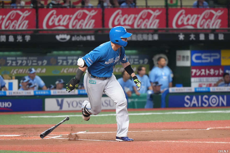 1回表、センターへ先制の適時打を放つ清宮選手